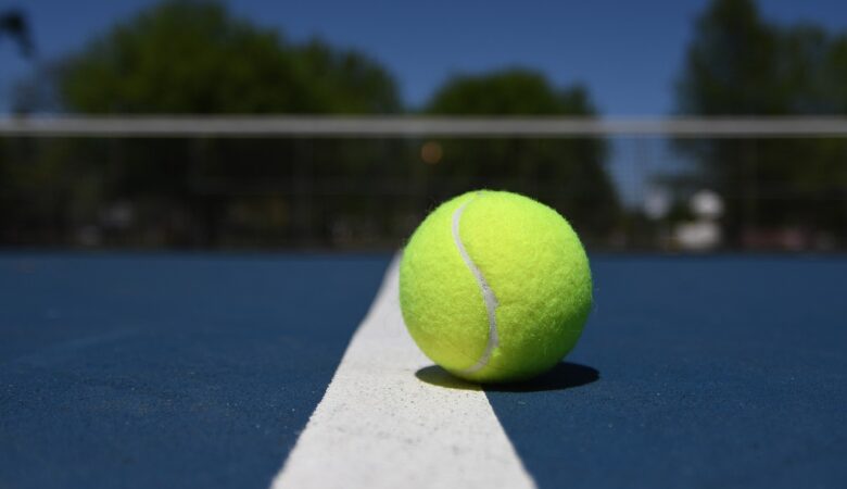 Tennis training guide with video analysis